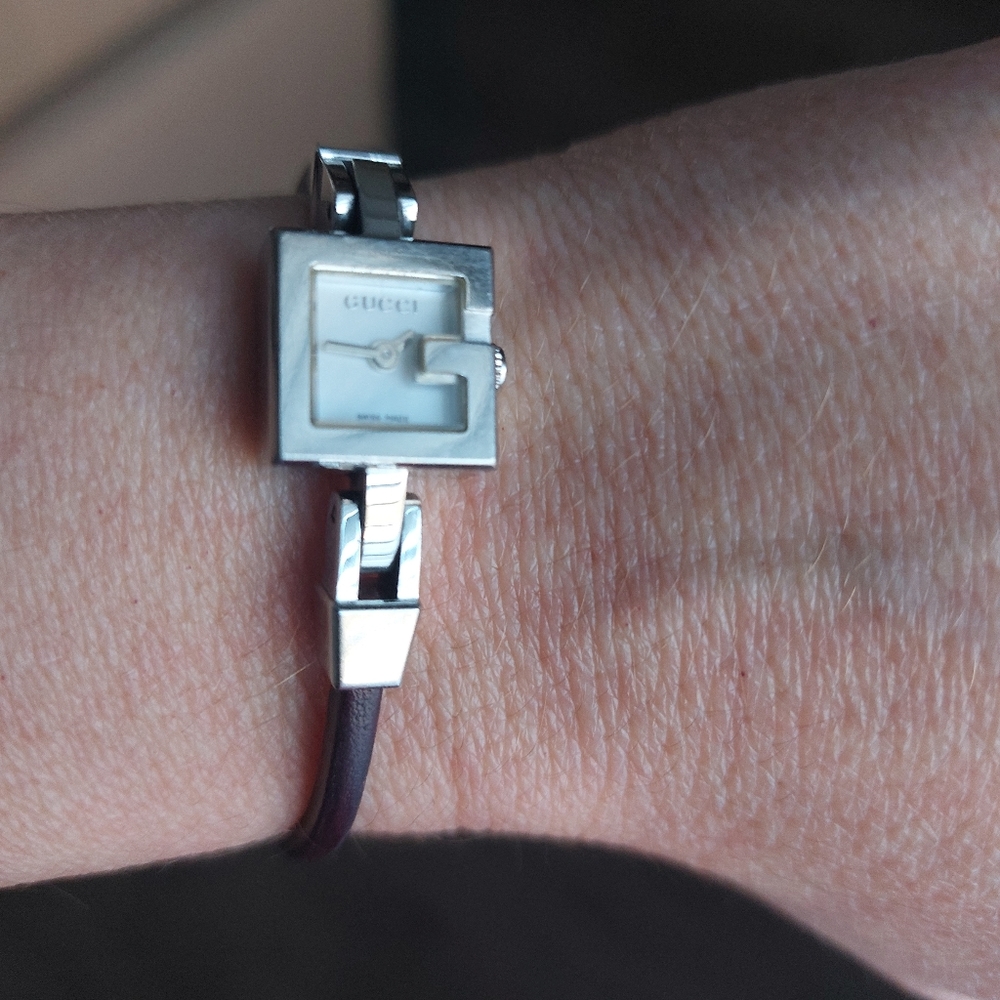 Gucci watch with mother of pearl face + thin brown leather strap - Picture 2 of 9